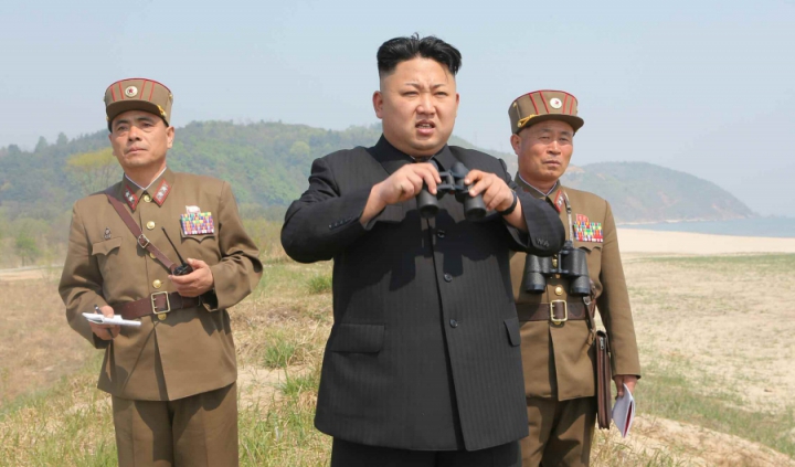 Lacrimi de bucurie în armata Coreii de Nord. Femeile artileriste plâng că au fost lăudate de Kim Jong-un (FOTO)