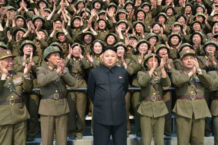 Lacrimi de bucurie în armata Coreii de Nord. Femeile artileriste plâng că au fost lăudate de Kim Jong-un (FOTO)