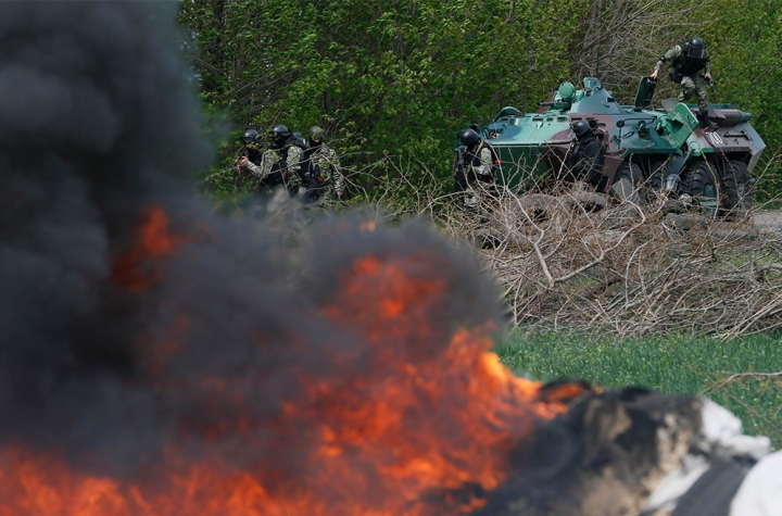 (FOTO/VIDEO) În Slaveansk au loc confruntări VIOLENTE între forţele ucrainene şi separatişti. Sunt cel puţin 5 morţi