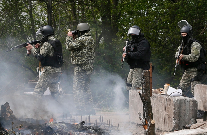 (FOTO/VIDEO) În Slaveansk au loc confruntări VIOLENTE între forţele ucrainene şi separatişti. Sunt cel puţin 5 morţi