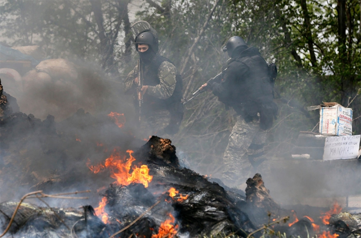 (FOTO/VIDEO) În Slaveansk au loc confruntări VIOLENTE între forţele ucrainene şi separatişti. Sunt cel puţin 5 morţi