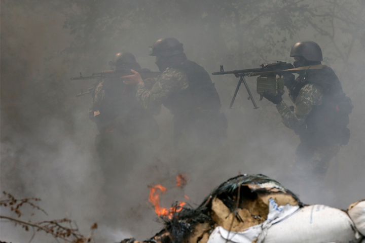 (FOTO/VIDEO) În Slaveansk au loc confruntări VIOLENTE între forţele ucrainene şi separatişti. Sunt cel puţin 5 morţi