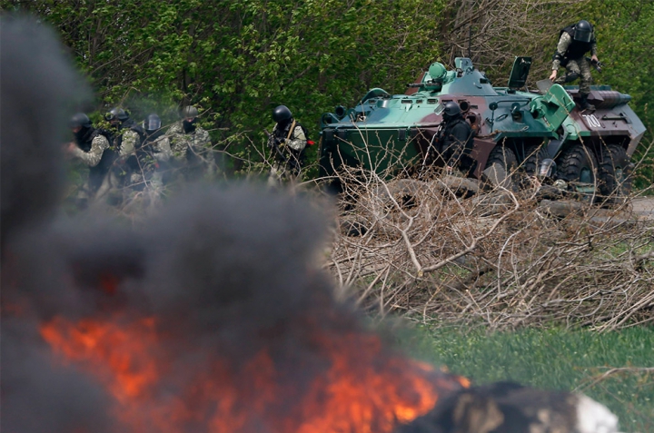 (FOTO/VIDEO) În Slaveansk au loc confruntări VIOLENTE între forţele ucrainene şi separatişti. Sunt cel puţin 5 morţi