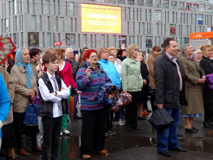 Creştinii din Ucraina au sărbătorit Învierea în Pieţe, rugându-se pentru pace în ţara lor (FOTO/VIDEO)