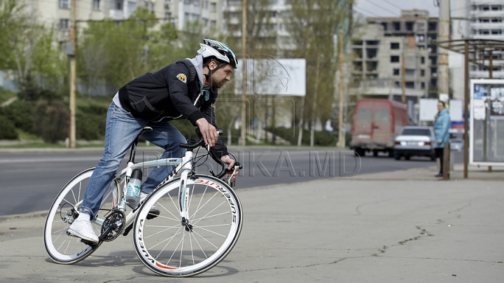 FOTO REPORT: Viaţa bicicliştilor zilnic este în pericol pe străzile capitalei 