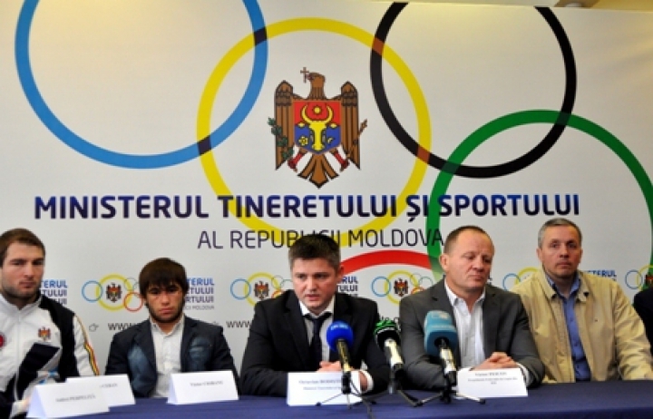 (FOTO) Sportivii moldoveni se întorc acasă cu medalii obţinute în condiţii extreme la Campionatul European de lupte