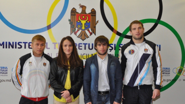 (FOTO) Sportivii moldoveni se întorc acasă cu medalii obţinute în condiţii extreme la Campionatul European de lupte