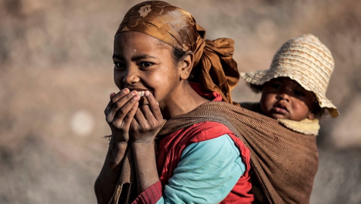 Momentele din viaţa cotidiană imprimate într-o colecţie INEDITĂ de poze (GALERIE FOTO)