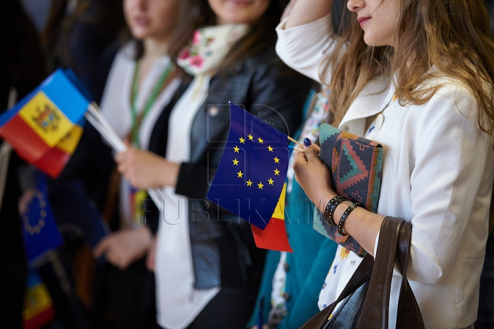 (GALERIE FOTO) Au călătorit fără vize în Uniunea Europeană! Oficiali, jurnalişti, studenţi şi elevi moldoveni au vizitat Atena