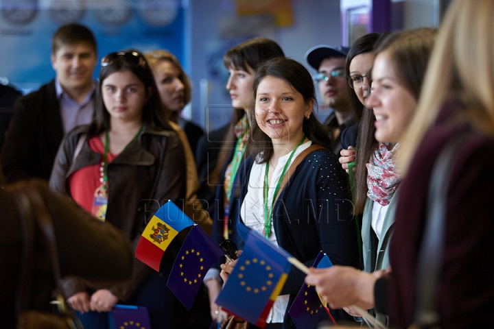 (GALERIE FOTO) Au călătorit fără vize în Uniunea Europeană! Oficiali, jurnalişti, studenţi şi elevi moldoveni au vizitat Atena