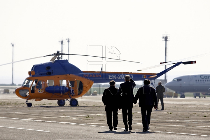 Ministerul Transporturilor a reparat un elicopter pentru a transporta rapid pacienţii din Moldova (GALERIE FOTO)