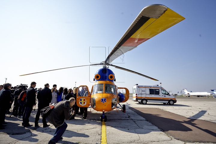 Ministerul Transporturilor a reparat un elicopter pentru a transporta rapid pacienţii din Moldova (GALERIE FOTO)