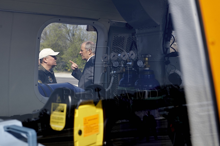 Ministerul Transporturilor a reparat un elicopter pentru a transporta rapid pacienţii din Moldova (GALERIE FOTO)