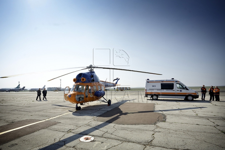 Ministerul Transporturilor a reparat un elicopter pentru a transporta rapid pacienţii din Moldova (GALERIE FOTO)