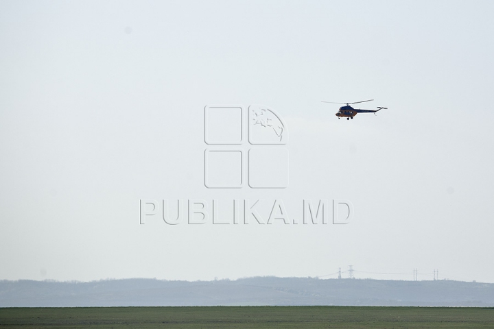 Ministerul Transporturilor a reparat un elicopter pentru a transporta rapid pacienţii din Moldova (GALERIE FOTO)