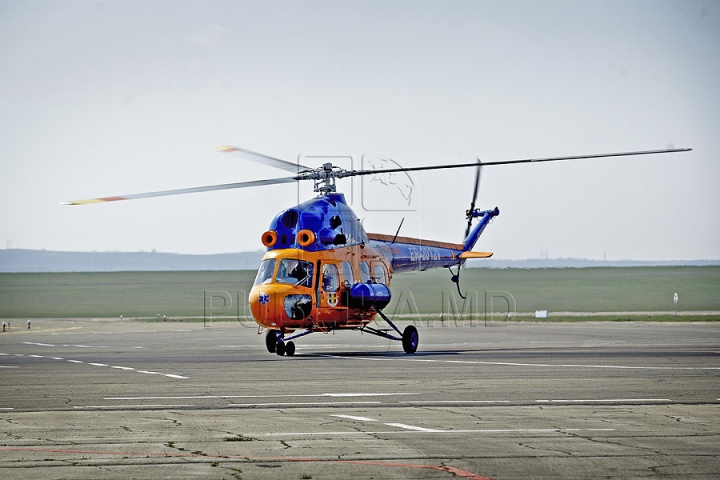 Ministerul Transporturilor a reparat un elicopter pentru a transporta rapid pacienţii din Moldova (GALERIE FOTO)