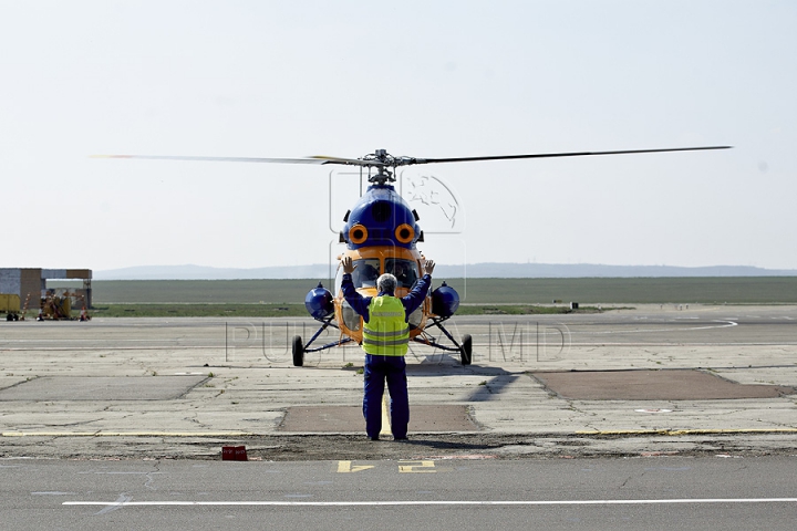 Ministerul Transporturilor a reparat un elicopter pentru a transporta rapid pacienţii din Moldova (GALERIE FOTO)