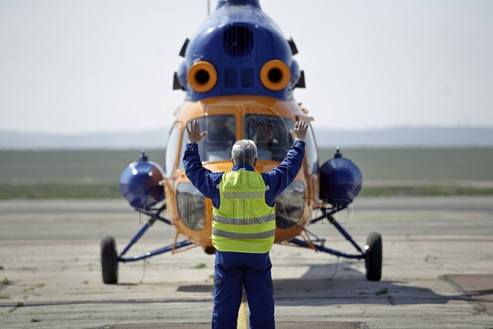 Ministerul Transporturilor a reparat un elicopter pentru a transporta rapid pacienţii din Moldova (GALERIE FOTO)