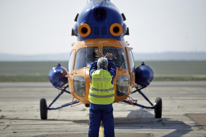 Ministerul Transporturilor a reparat un elicopter pentru a transporta rapid pacienţii din Moldova (GALERIE FOTO)