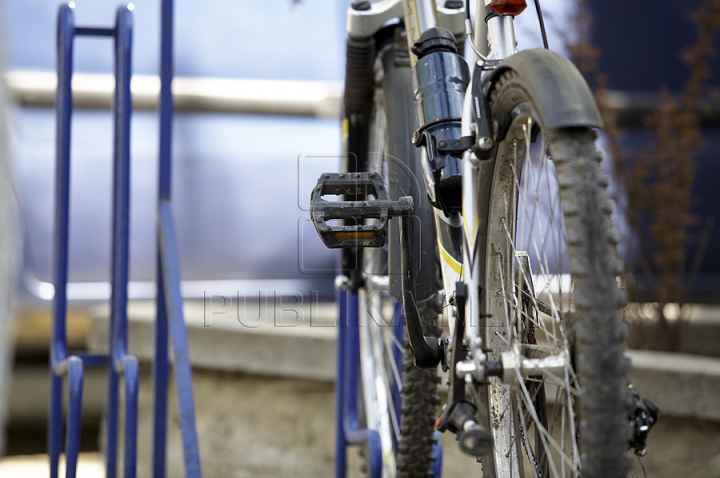 FOTO REPORT: Viaţa bicicliştilor zilnic este în pericol pe străzile capitalei 