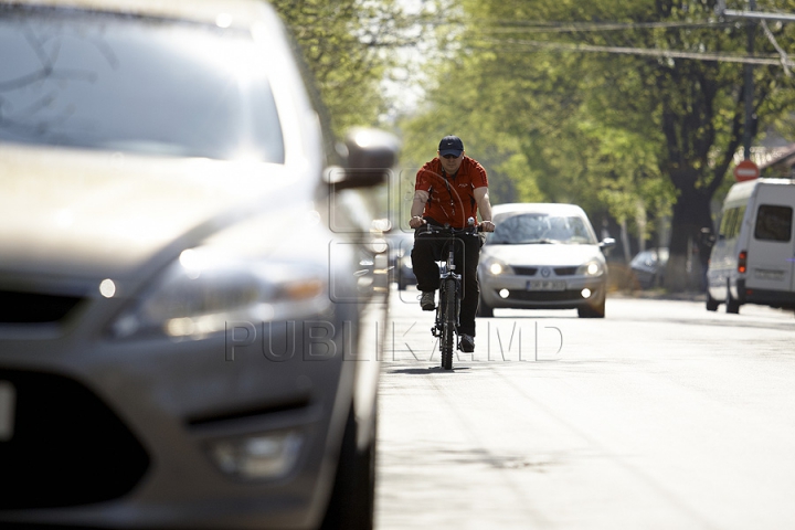 FOTO REPORT: Viaţa bicicliştilor zilnic este în pericol pe străzile capitalei 