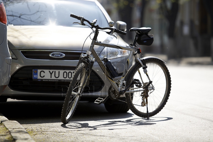 FOTO REPORT: Viaţa bicicliştilor zilnic este în pericol pe străzile capitalei 