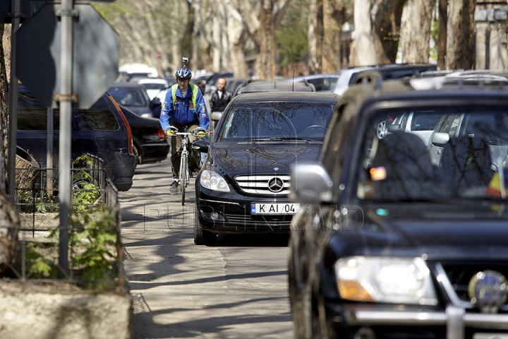 FOTO REPORT: Viaţa bicicliştilor zilnic este în pericol pe străzile capitalei 