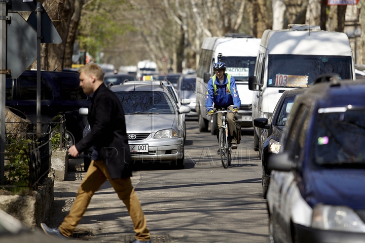 FOTO REPORT: Viaţa bicicliştilor zilnic este în pericol pe străzile capitalei 