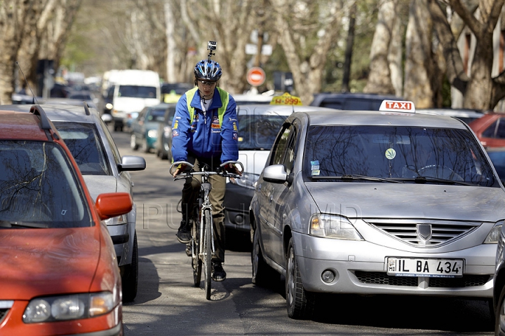 FOTO REPORT: Viaţa bicicliştilor zilnic este în pericol pe străzile capitalei 