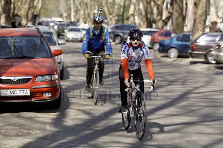 FOTO REPORT: Viaţa bicicliştilor zilnic este în pericol pe străzile capitalei 