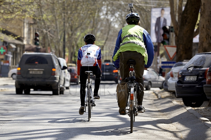 FOTO REPORT: Viaţa bicicliştilor zilnic este în pericol pe străzile capitalei 