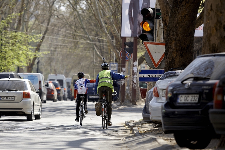 FOTO REPORT: Viaţa bicicliştilor zilnic este în pericol pe străzile capitalei 