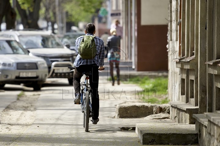 FOTO REPORT: Viaţa bicicliştilor zilnic este în pericol pe străzile capitalei 