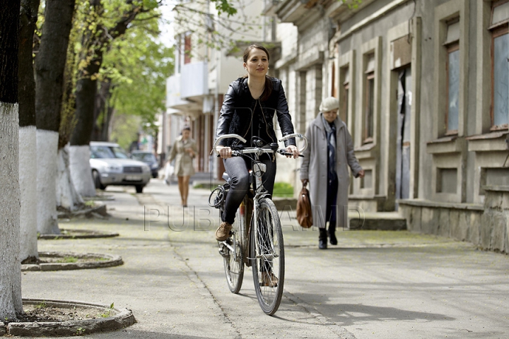 FOTO REPORT: Viaţa bicicliştilor zilnic este în pericol pe străzile capitalei 