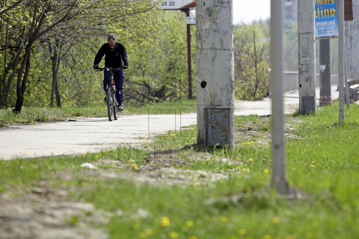 FOTO REPORT: Viaţa bicicliştilor zilnic este în pericol pe străzile capitalei 