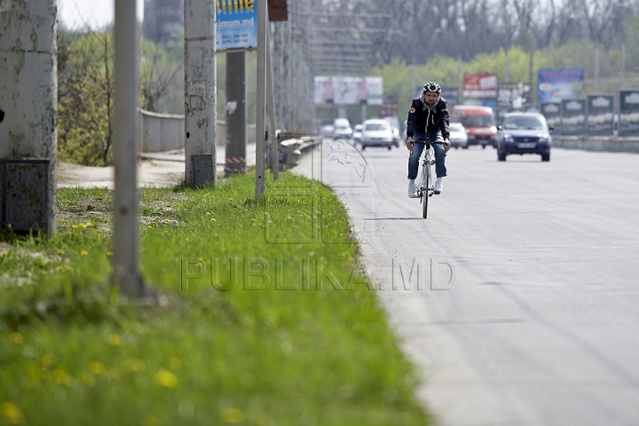 FOTO REPORT: Viaţa bicicliştilor zilnic este în pericol pe străzile capitalei 