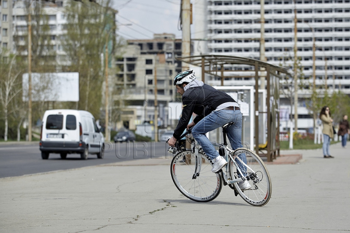 FOTO REPORT: Viaţa bicicliştilor zilnic este în pericol pe străzile capitalei 