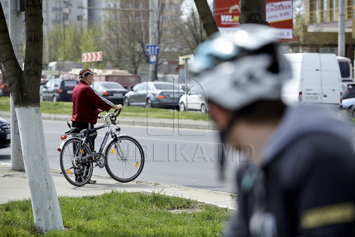 FOTO REPORT: Viaţa bicicliştilor zilnic este în pericol pe străzile capitalei 