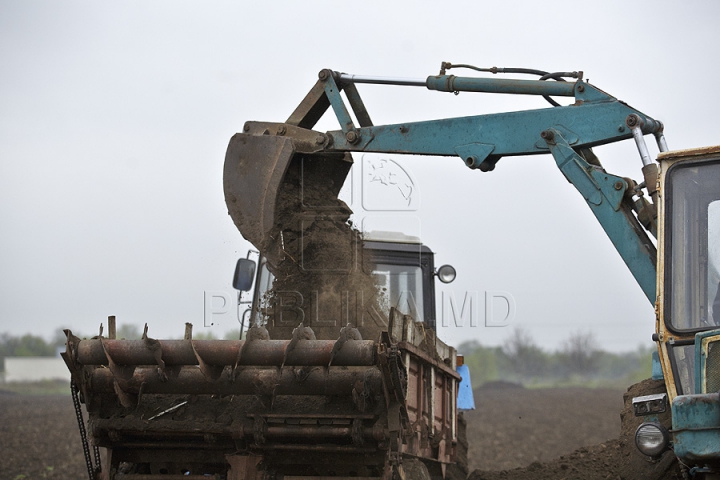 Nămolul de la staţia de epurare a fost transformat în fertilizant (GALERIE FOTO)