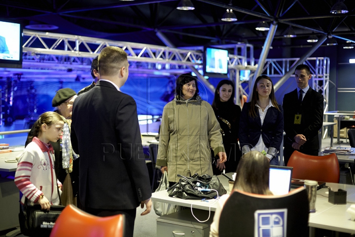 Publika TV şi-a deschis uşile pentru public! Peste 500 curioşi au venit să vadă cum funcţionează un post de televiziune (GALERIE FOTO)