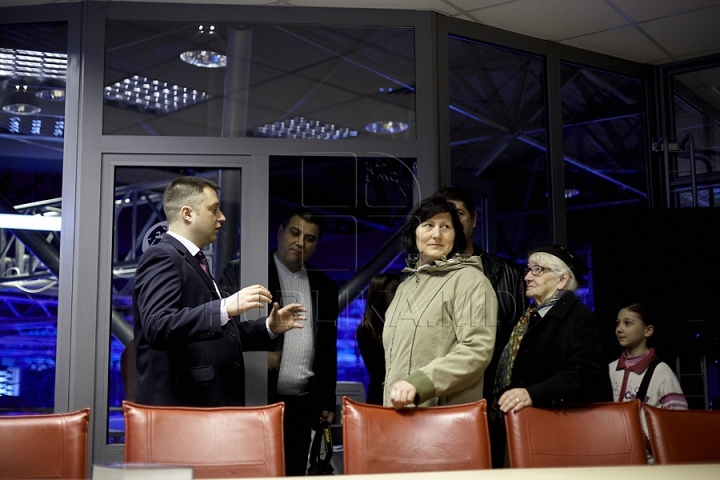 Publika TV şi-a deschis uşile pentru public! Peste 500 curioşi au venit să vadă cum funcţionează un post de televiziune (GALERIE FOTO)