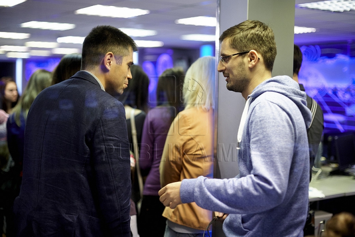 Publika TV şi-a deschis uşile pentru public! Peste 500 curioşi au venit să vadă cum funcţionează un post de televiziune (GALERIE FOTO)