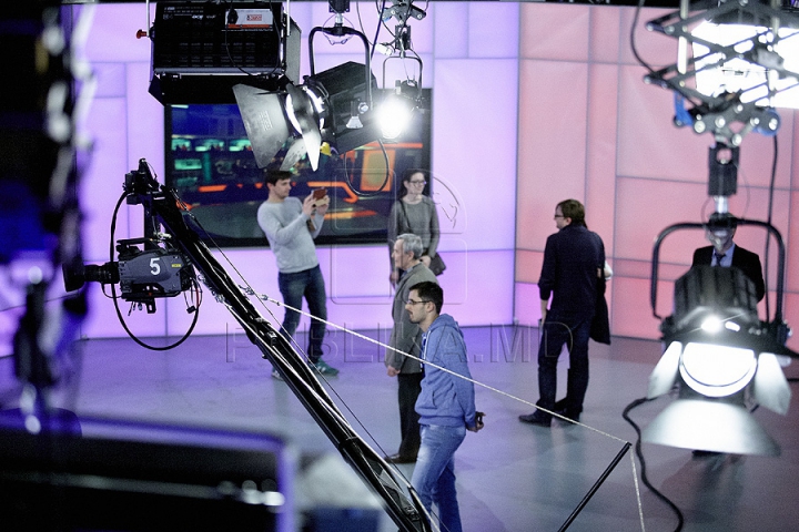 Publika TV şi-a deschis uşile pentru public! Peste 500 curioşi au venit să vadă cum funcţionează un post de televiziune (GALERIE FOTO)