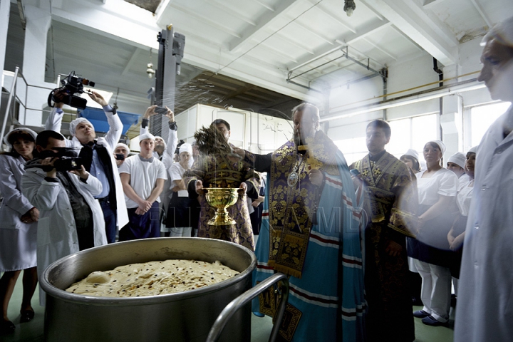 Brutarii să grăbesc să facă faţă unei cereri uriaşe de cozonaci de Paşte (FOTO REPORT)