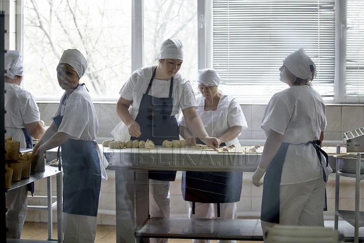 Brutarii să grăbesc să facă faţă unei cereri uriaşe de cozonaci de Paşte (FOTO REPORT)