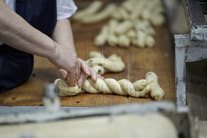 Brutarii să grăbesc să facă faţă unei cereri uriaşe de cozonaci de Paşte (FOTO REPORT)