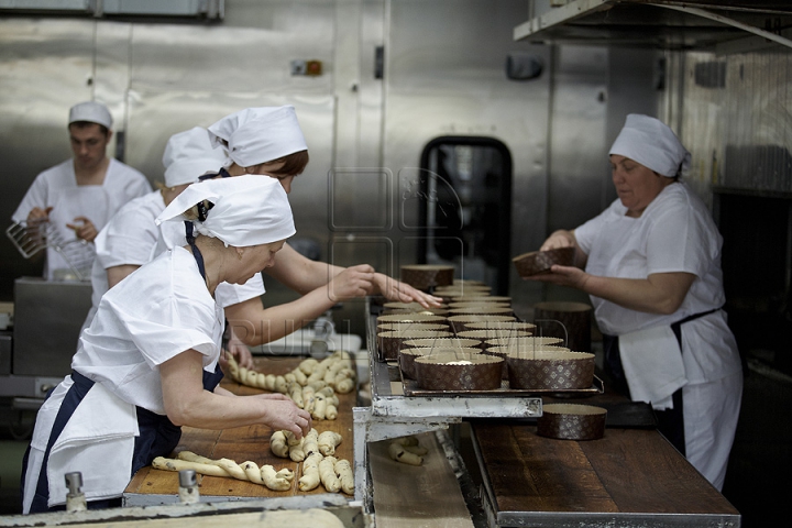 Brutarii să grăbesc să facă faţă unei cereri uriaşe de cozonaci de Paşte (FOTO REPORT)