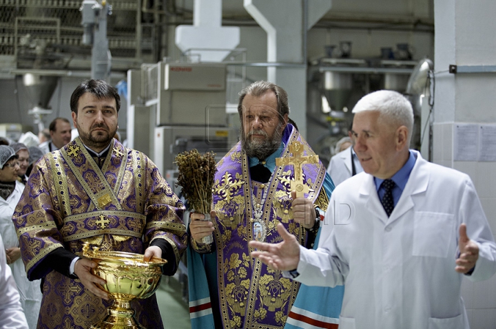 Brutarii să grăbesc să facă faţă unei cereri uriaşe de cozonaci de Paşte (FOTO REPORT)