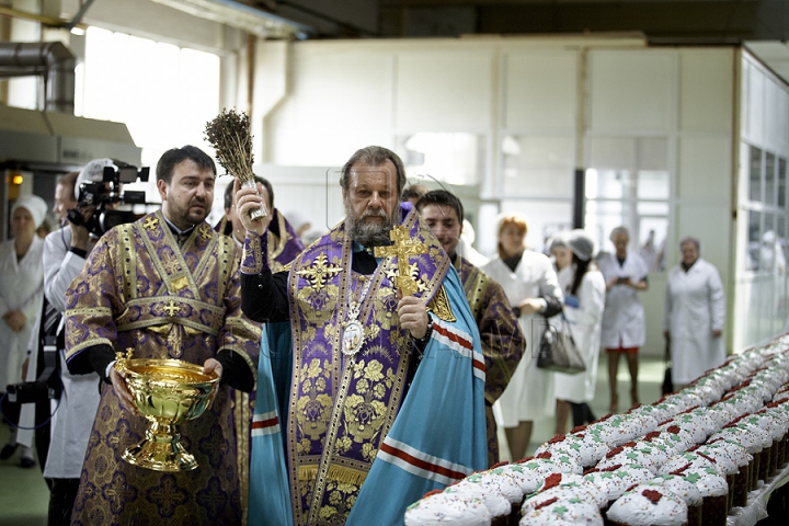 Brutarii să grăbesc să facă faţă unei cereri uriaşe de cozonaci de Paşte (FOTO REPORT)