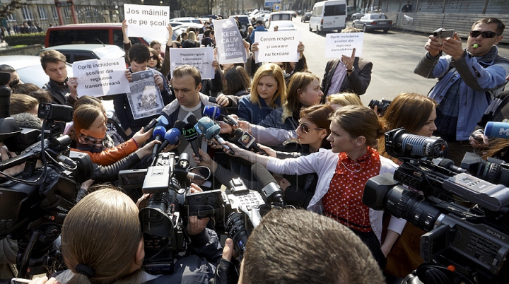 Protest la sediul misiunii OSCE în timp ce Carpov şi Ştanski stau la masa de discuţii (VIDEO)